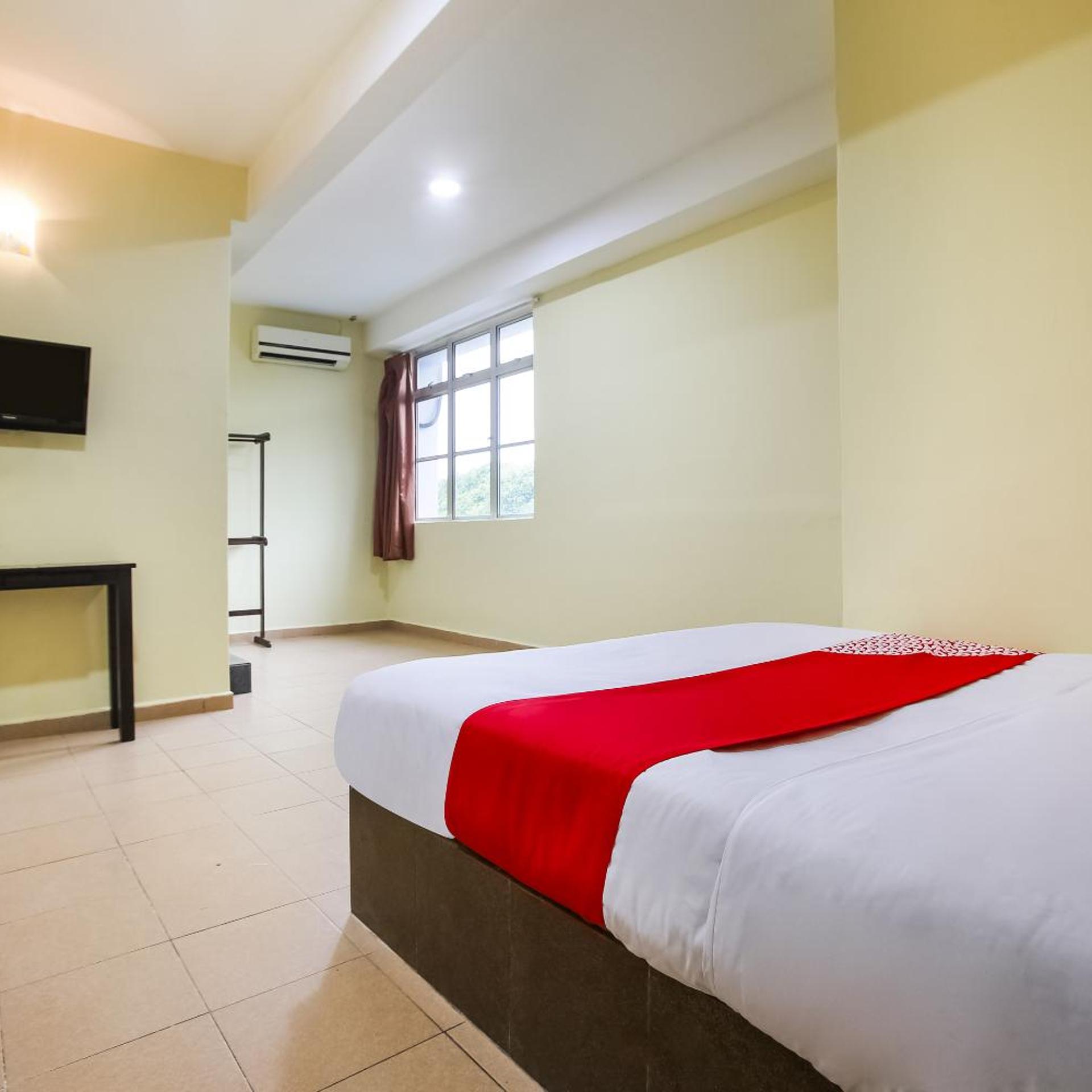 Oyo 89585 Hotel Happy Inn 9/21