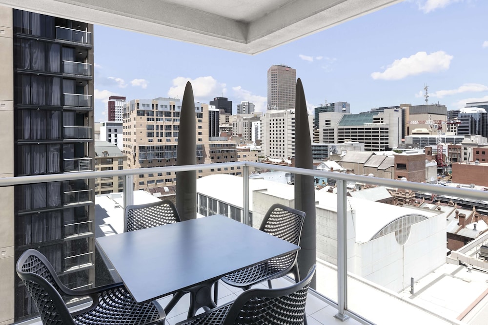 Oaks Embassy Adelaide Suites 52/64