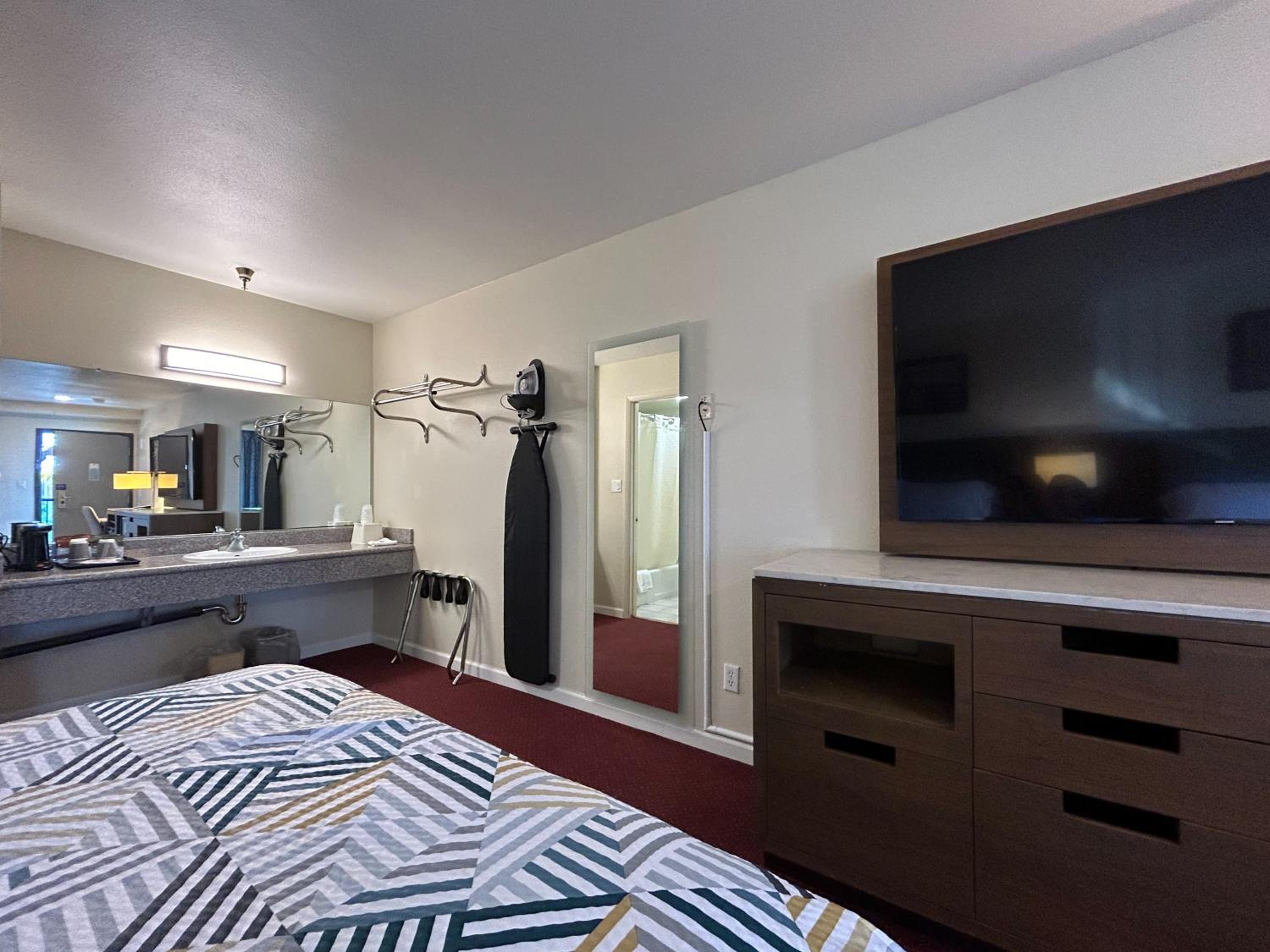1 King Bed - Mobility Acc Tub Smk Micfridge