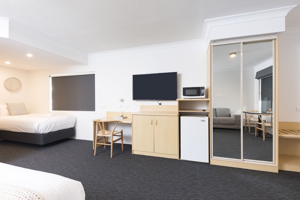 HOTEL FORSTER(FORMERLY LAKESWAY MOTOR INN) 34/65