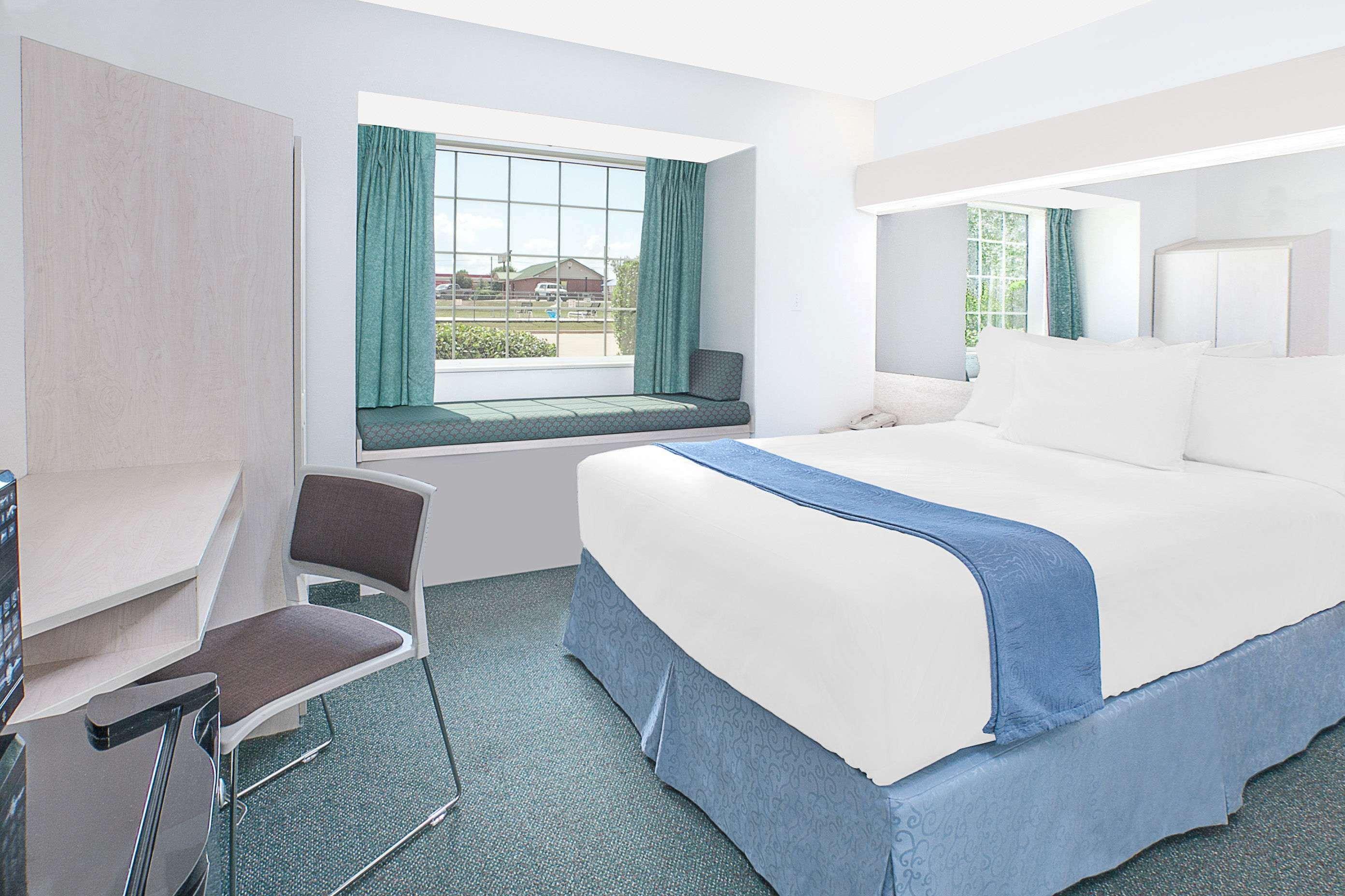 Deluxe, Queen Bed, Accessible