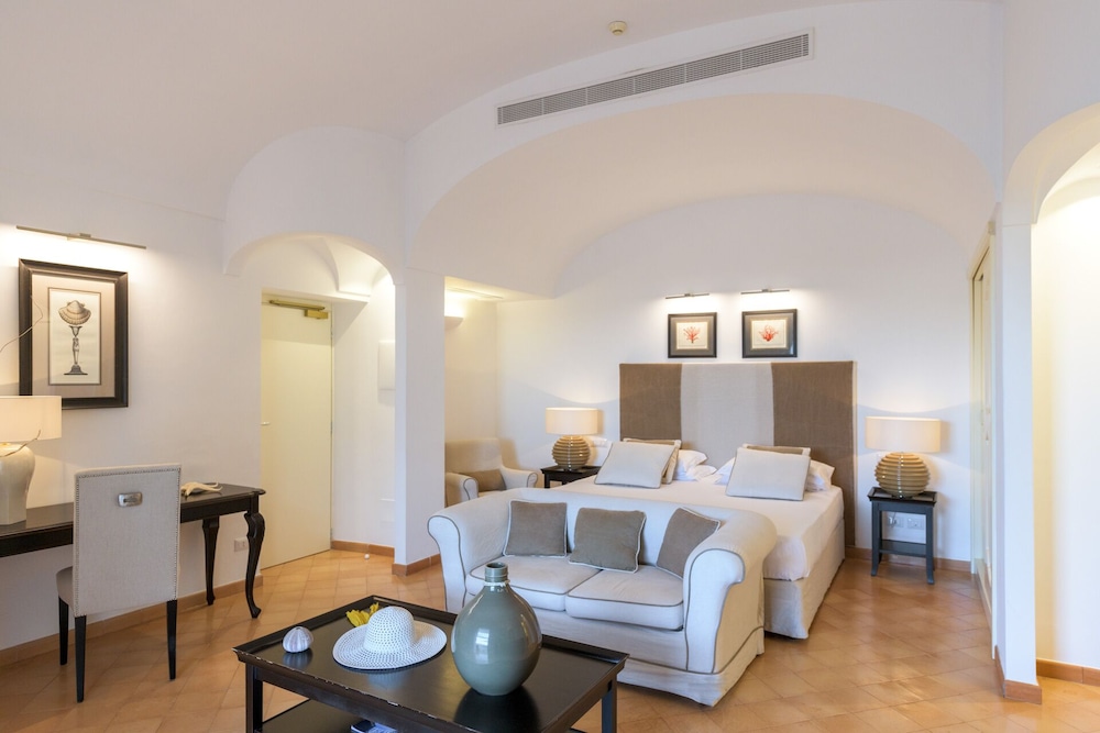 DELUXE, DOUBLE BED, PATIO