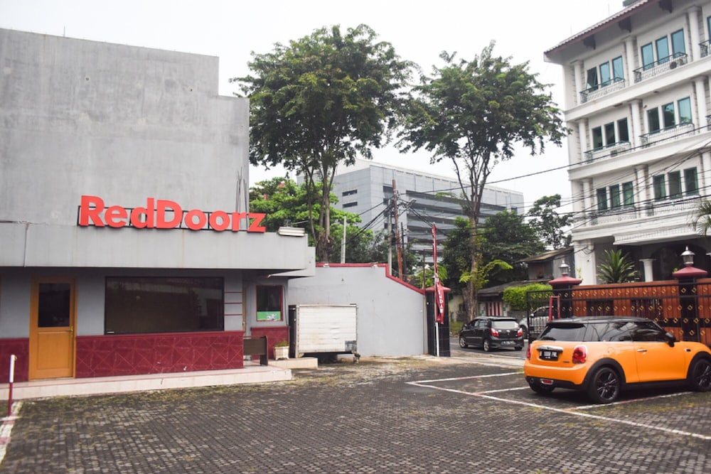 RedDoorz Plus near RSCM Jakarta 1/29