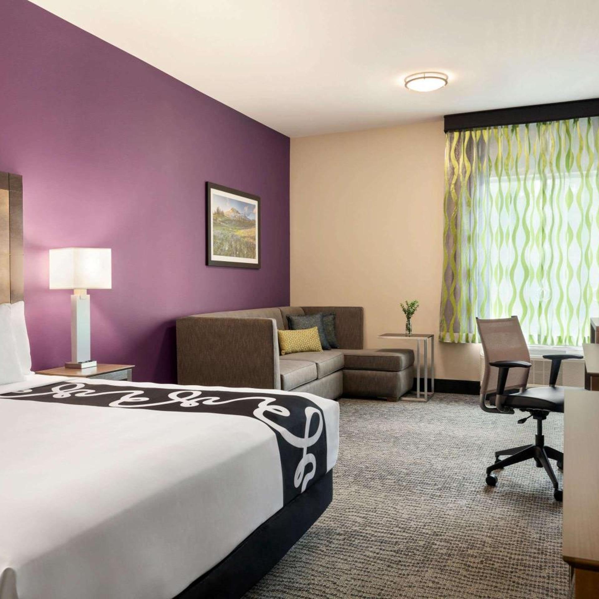 غرفة بسرير كينج بمطبخ صغير، La Quinta Inn And Suites by Wyndham Burlington 4/7
