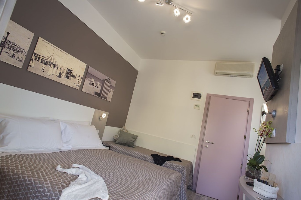 SUPERIOR, DOUBLE OR TWIN BED, PARTIAL SEA VIEW, BALCONY