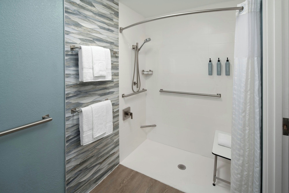 Room, King Bed, Water View, Sofa، Courtyard Charleston Waterfront 4/6