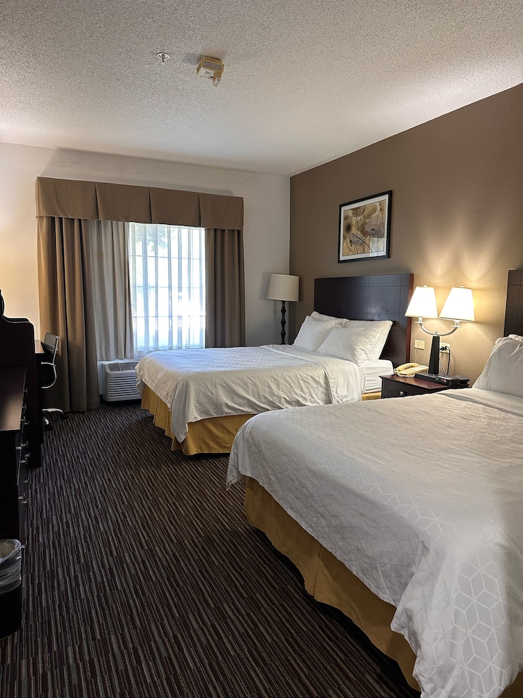 Holiday Inn Express Hotel And Suites Chicago Deerfield Lincoln 12/50