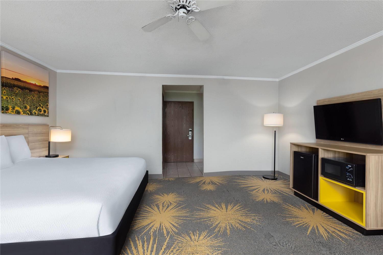 Days Inn & Suites By Wyndham Kansas City South 16/43
