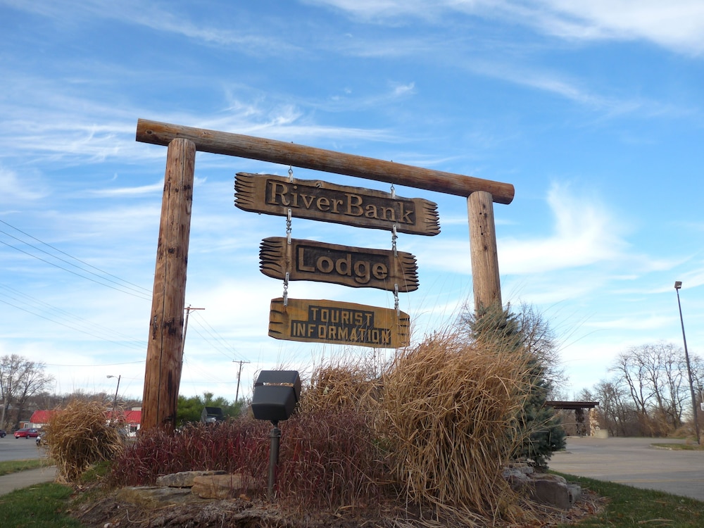 RiverBank Lodge 6/34