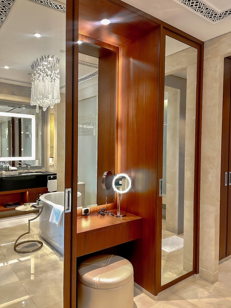 Royal Saray Resort 66/67