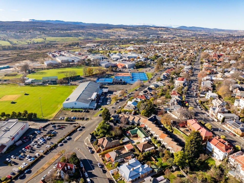 Elphin Motel and Serviced Apartments 46/50