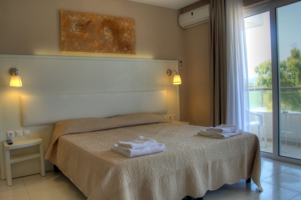 ROOM, DOUBLE BED, PARTIAL SEA VIEW