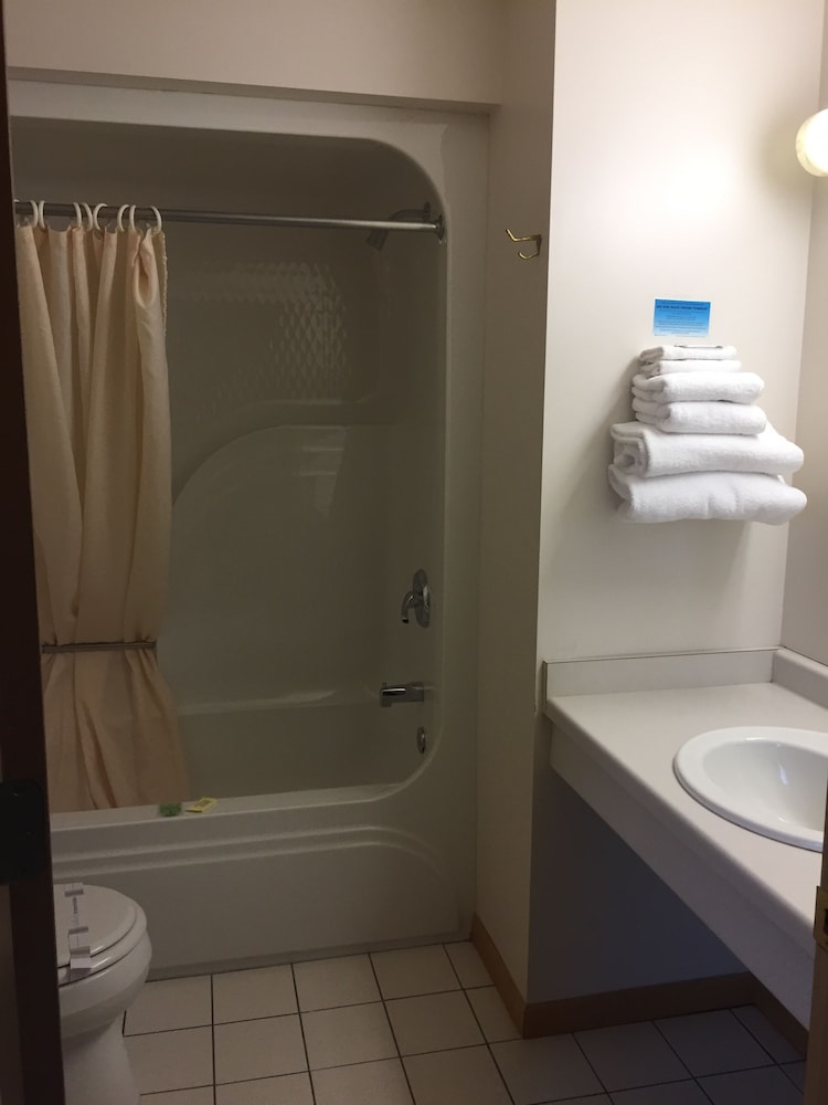 Lakeside Motor Inn 25/26