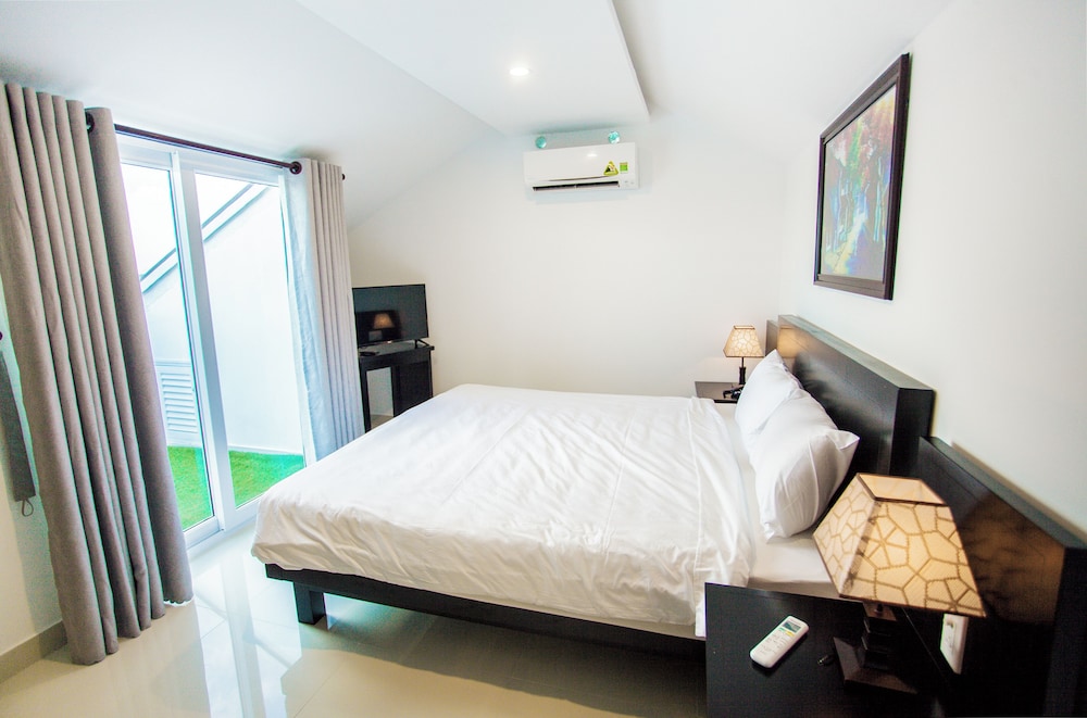Room, King Bed, River View, Outdoor Balcony, Attic