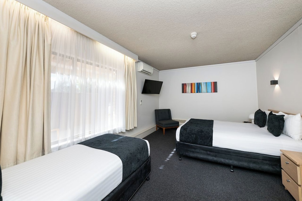 Motel, Classic, 1 Queen and 1 Single Bed