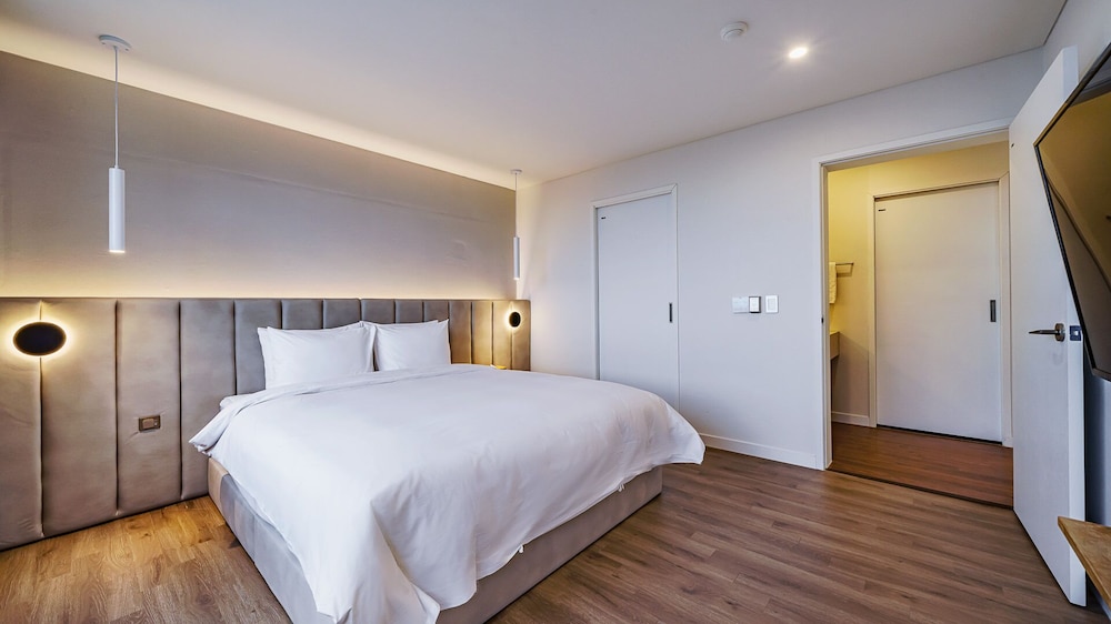 Pool, King Bed, Bathtub