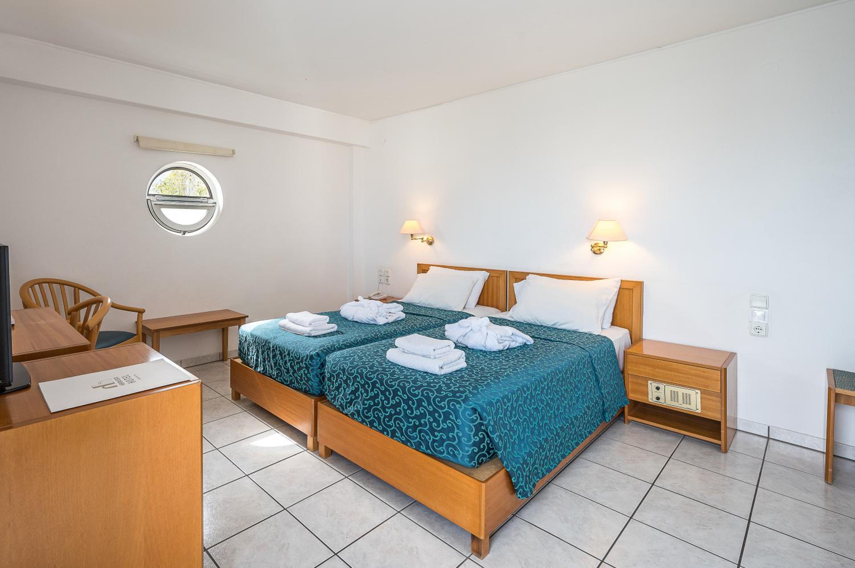Deluxe, Double or Twin Bed