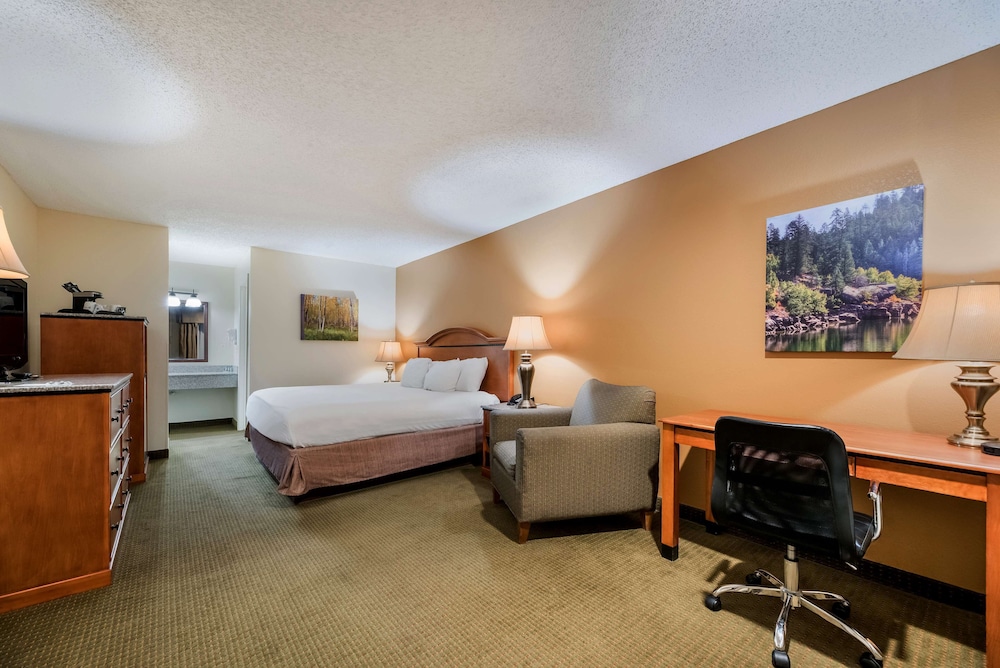 غرفة قياسية بسرير كينج مع أريكة، Best Western Sunrise Inn 3/4