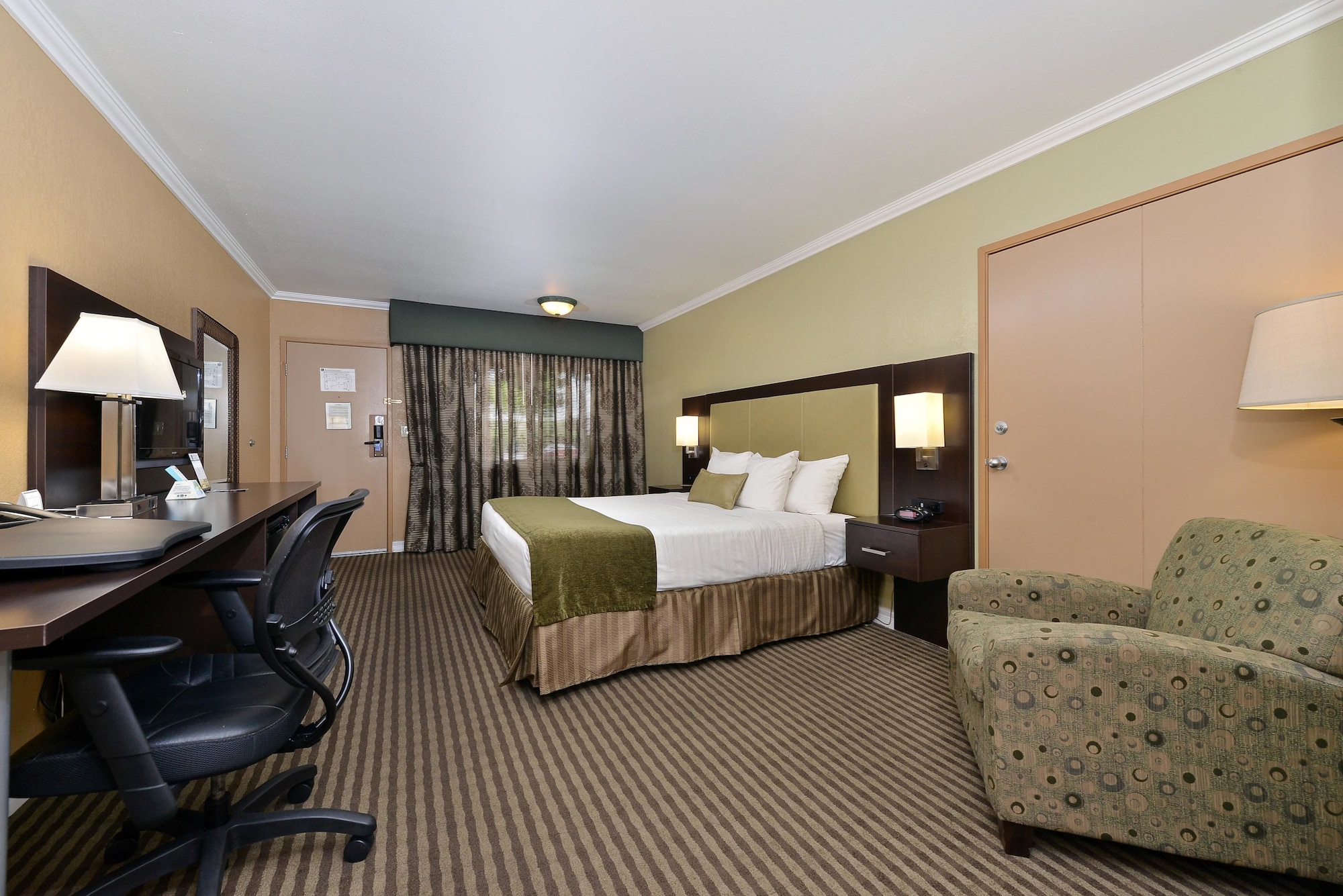 غرفة قياسية بسرير كينج لذوي الإعاقة، Royal Sun Inn & Suites 4/6