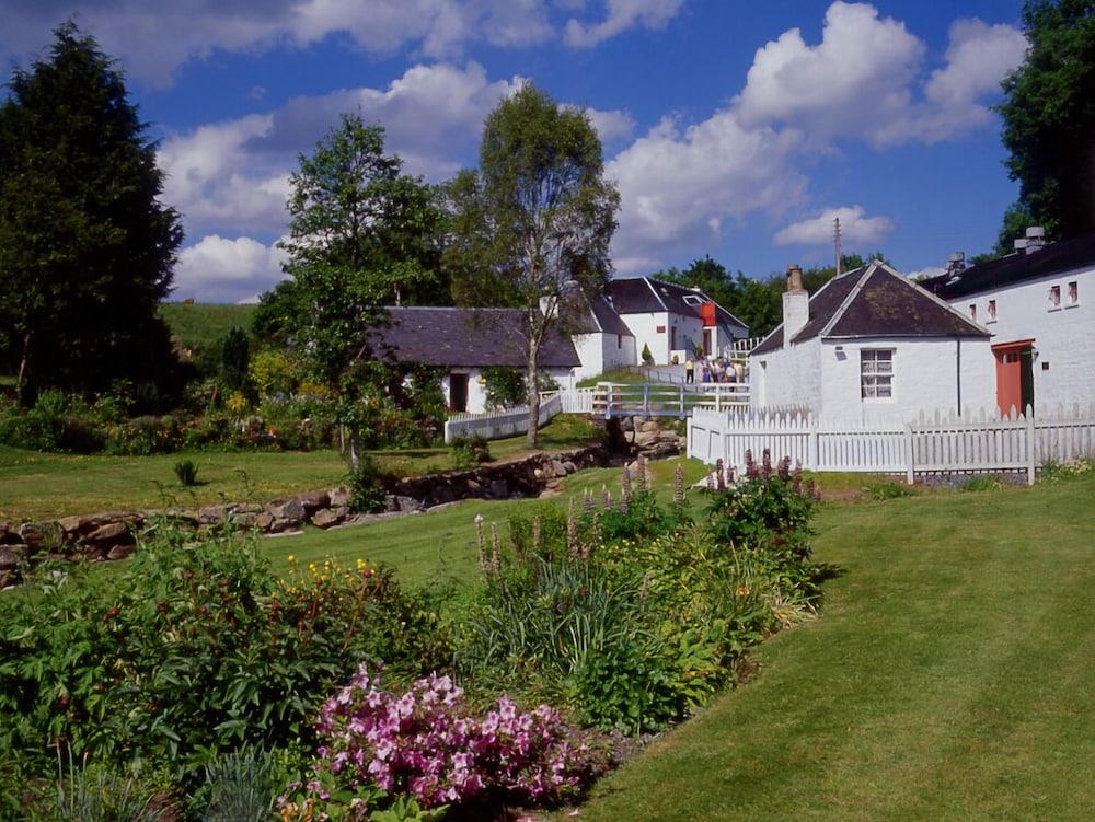 Rosemount Hotel 48/57