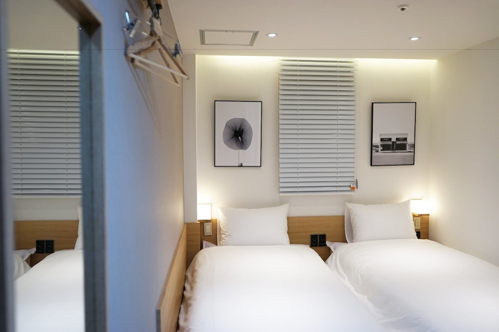 ROOM, TWIN BEDS