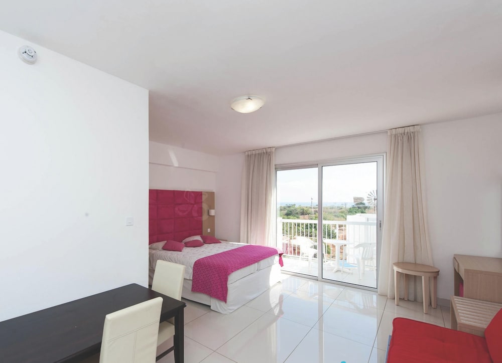 Marlita Beach Hotel Apartments 12/50