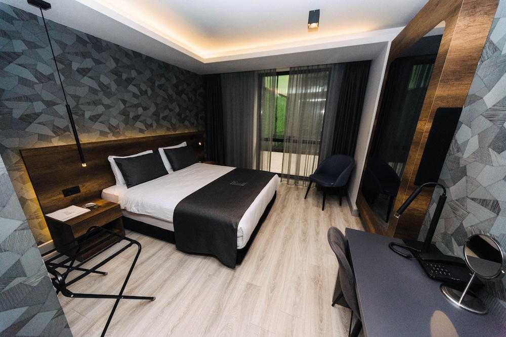 Emen S Hotel 12/48