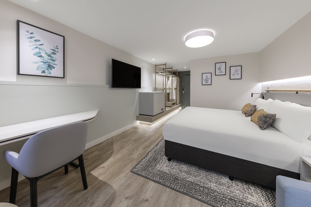 CROWNE PLAZA HAWKESBURY VALLEY 19/65