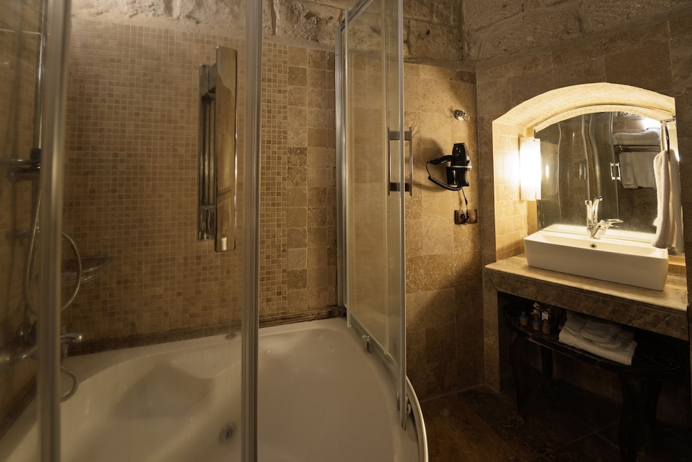Grand Cave Suites 50/50