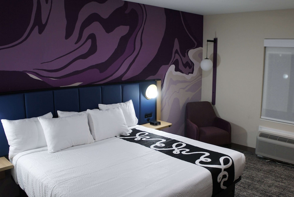 ROOM, KING BED, KITCHEN
