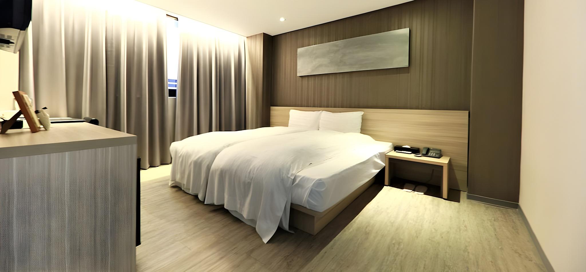 Room Assigned on Arrival, King Bed, No Parking