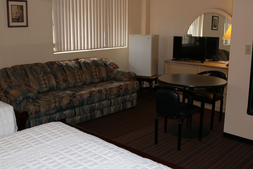 Harmon Loop Hotel 25/36
