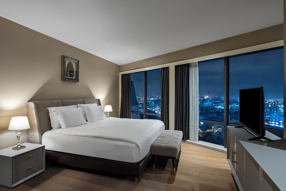 SUITE, CORNER