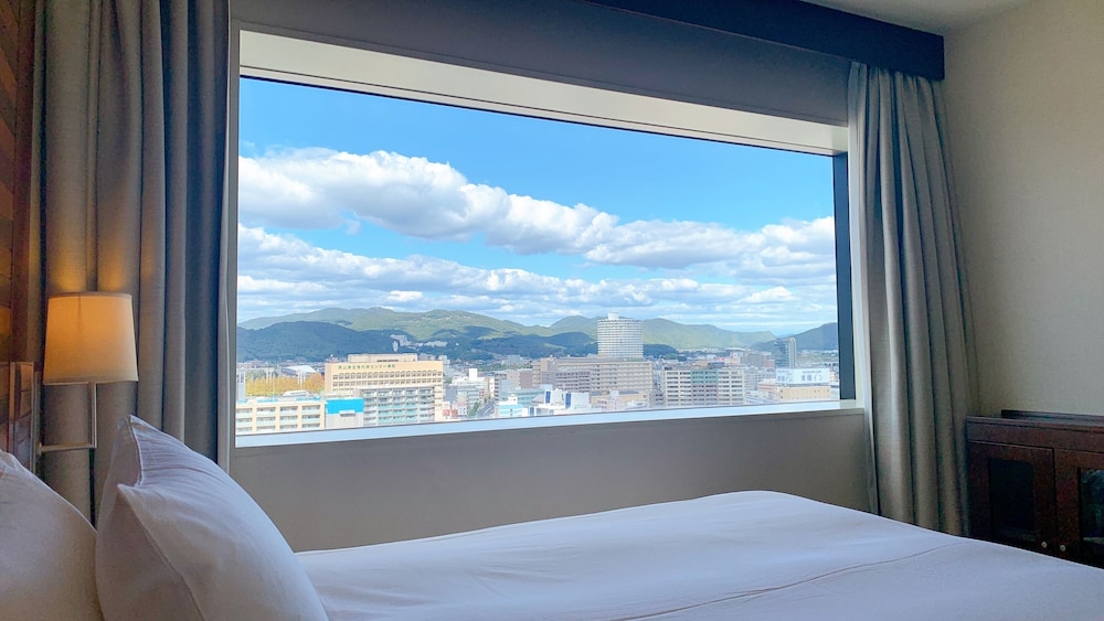 غرفة قياسية بسرير كوين مع دخول صالة النادي، Ana Crowne Plaza Okayama Formerly Ana Hotel Okayama 2/6