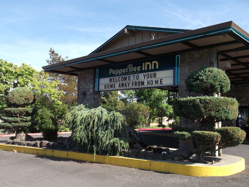 PepperTree Inn 3/67