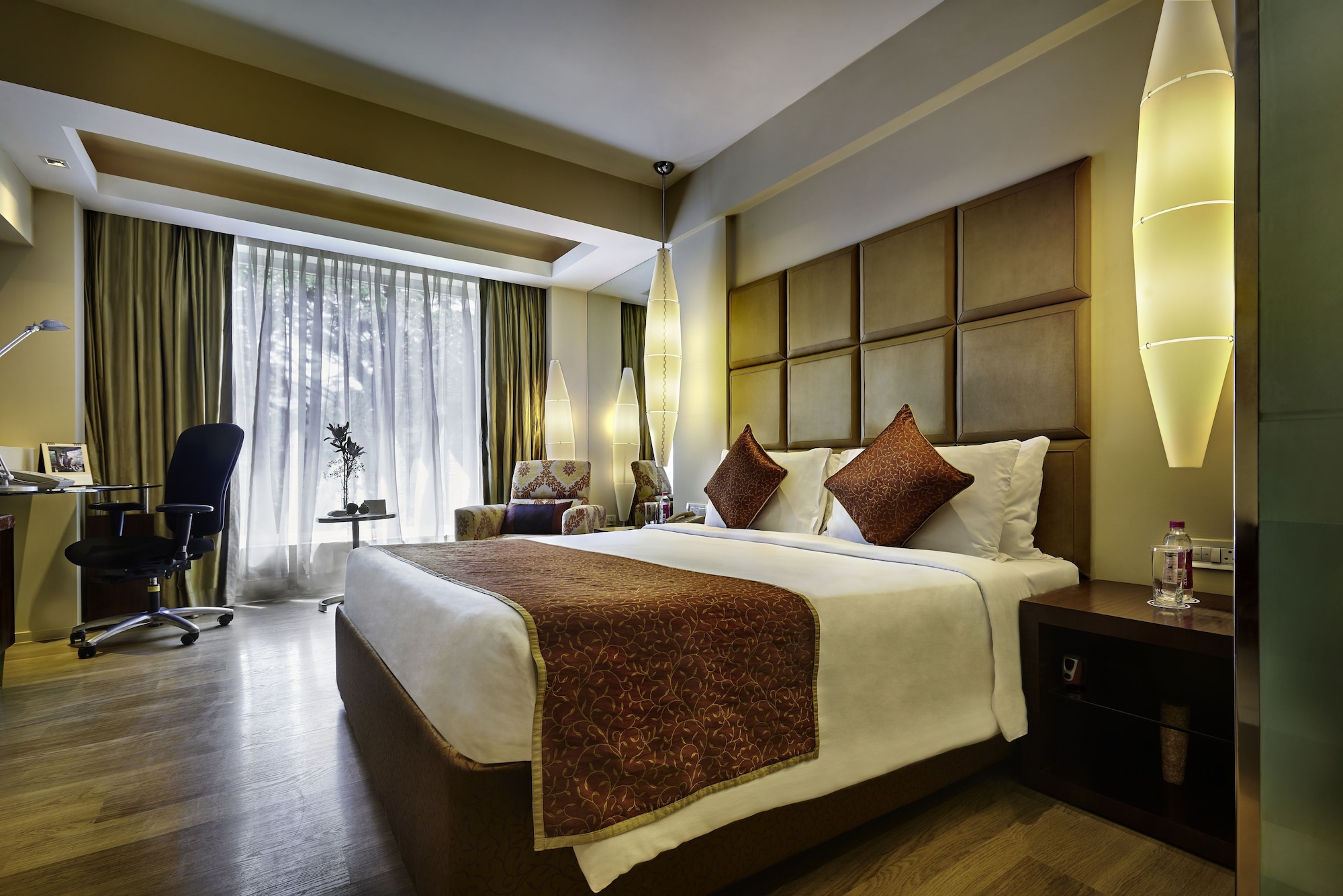 DELUXE, KING BED