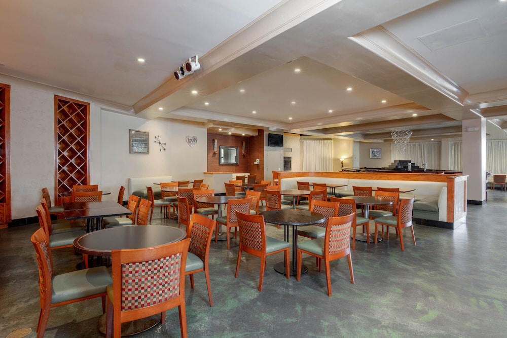 La Quinta Inn and Suites by Wyndham Secaucus Meadowlands 28/41