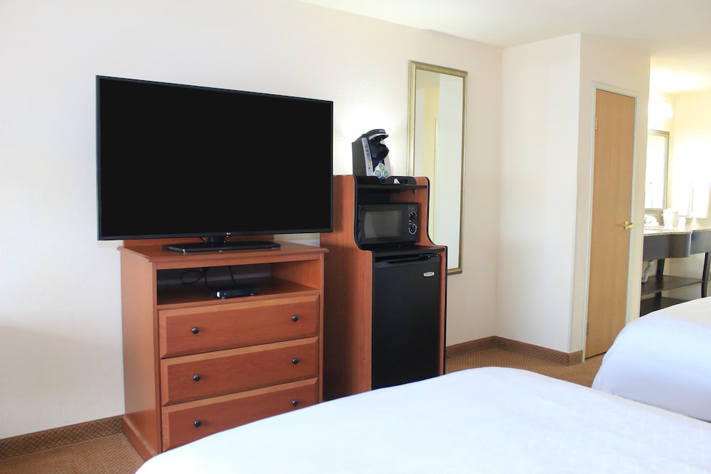 Holiday Inn Express Hotel And Suites Farmington Bloomfield 20/69