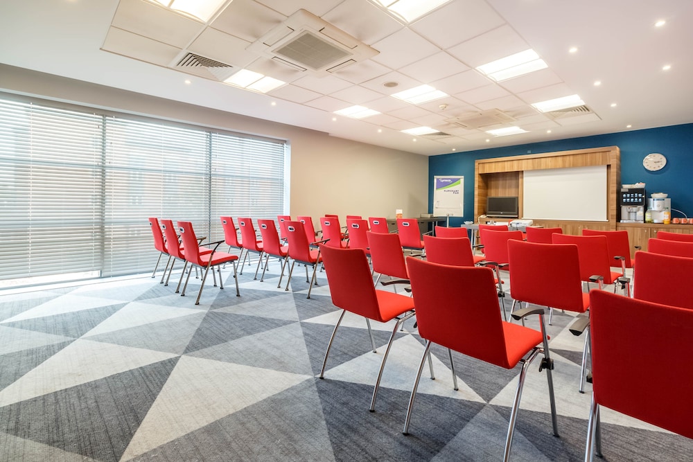 Holiday Inn Express Birmingham - Walsall 18/23