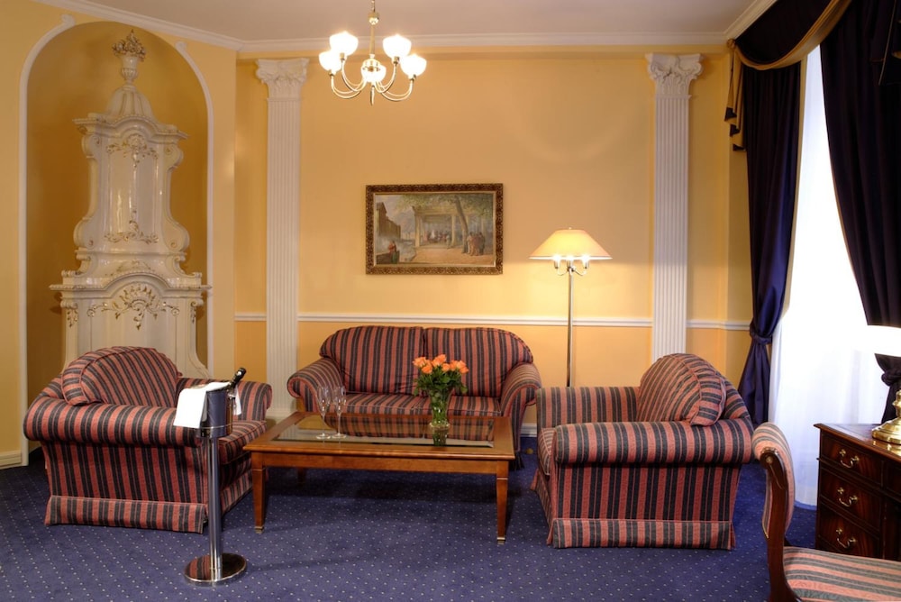 Embassy Hotel 20/40