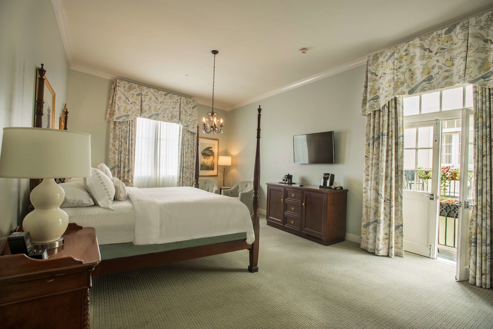 SUPERIOR, KING BED, BALCONY