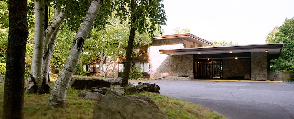 Overlook Lodge at Bear Mountain 3/38