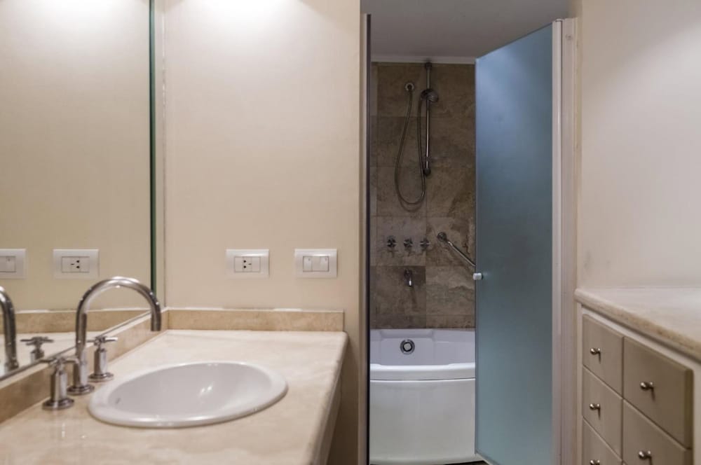 SUITE, TWIN BEDS