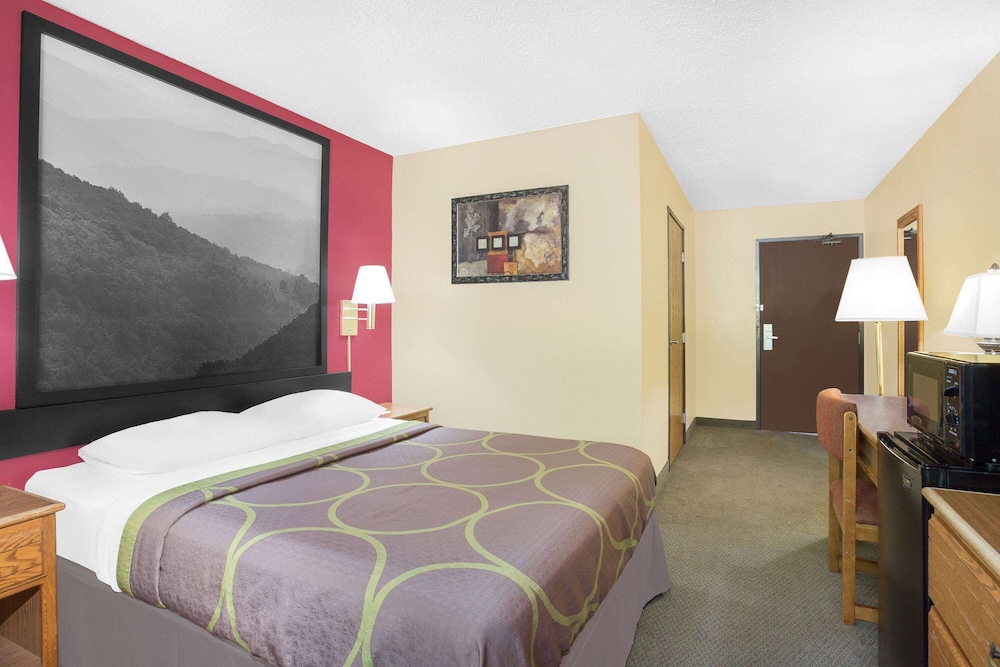 غرفة بسرير كوين، Super 8 by Wyndham Roanoke VA 4/6