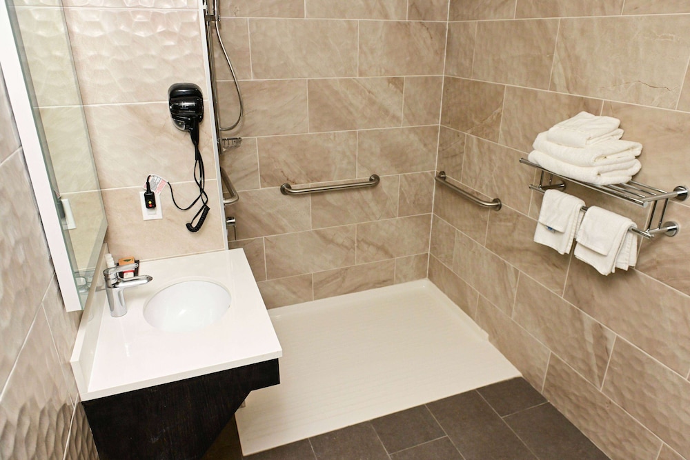 Days Inn by Wyndham Bronx NYC 50/50