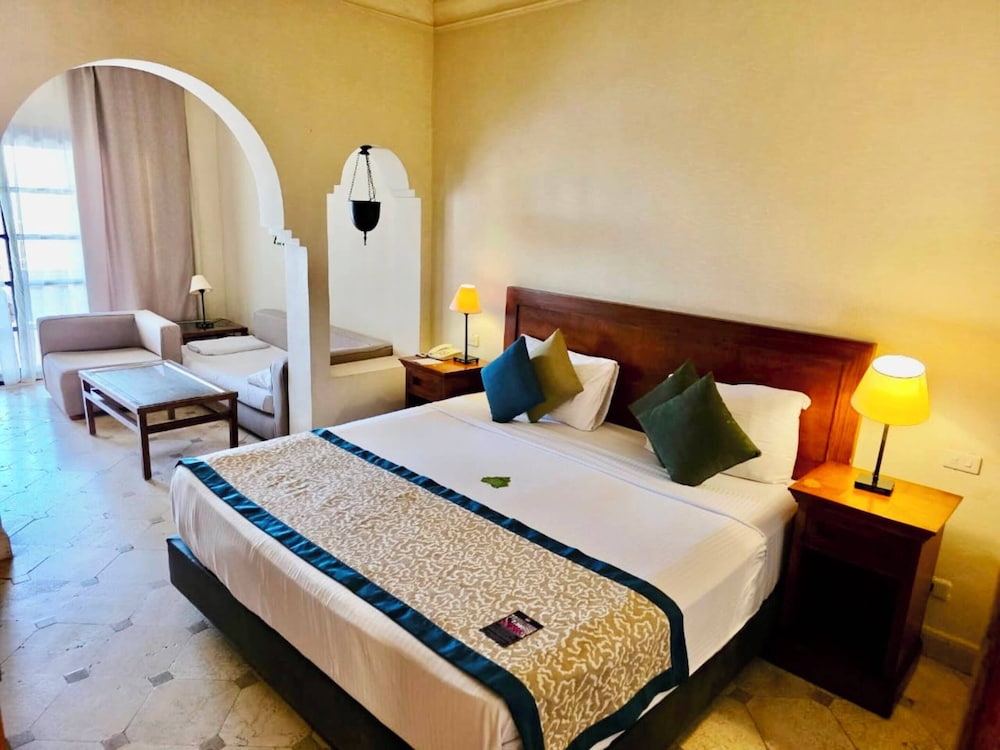 Junior Suite, Queen Bed, Sofa, Direct Pool Access