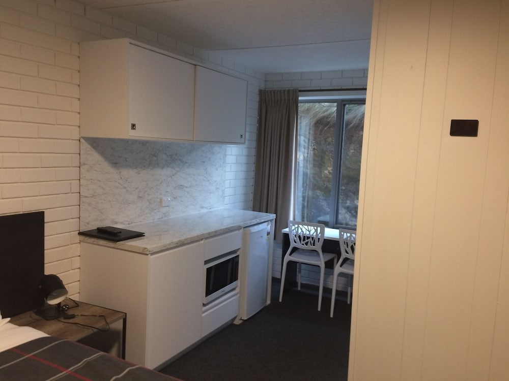 SOUTHERN OCEAN MOTOR INN 53/67