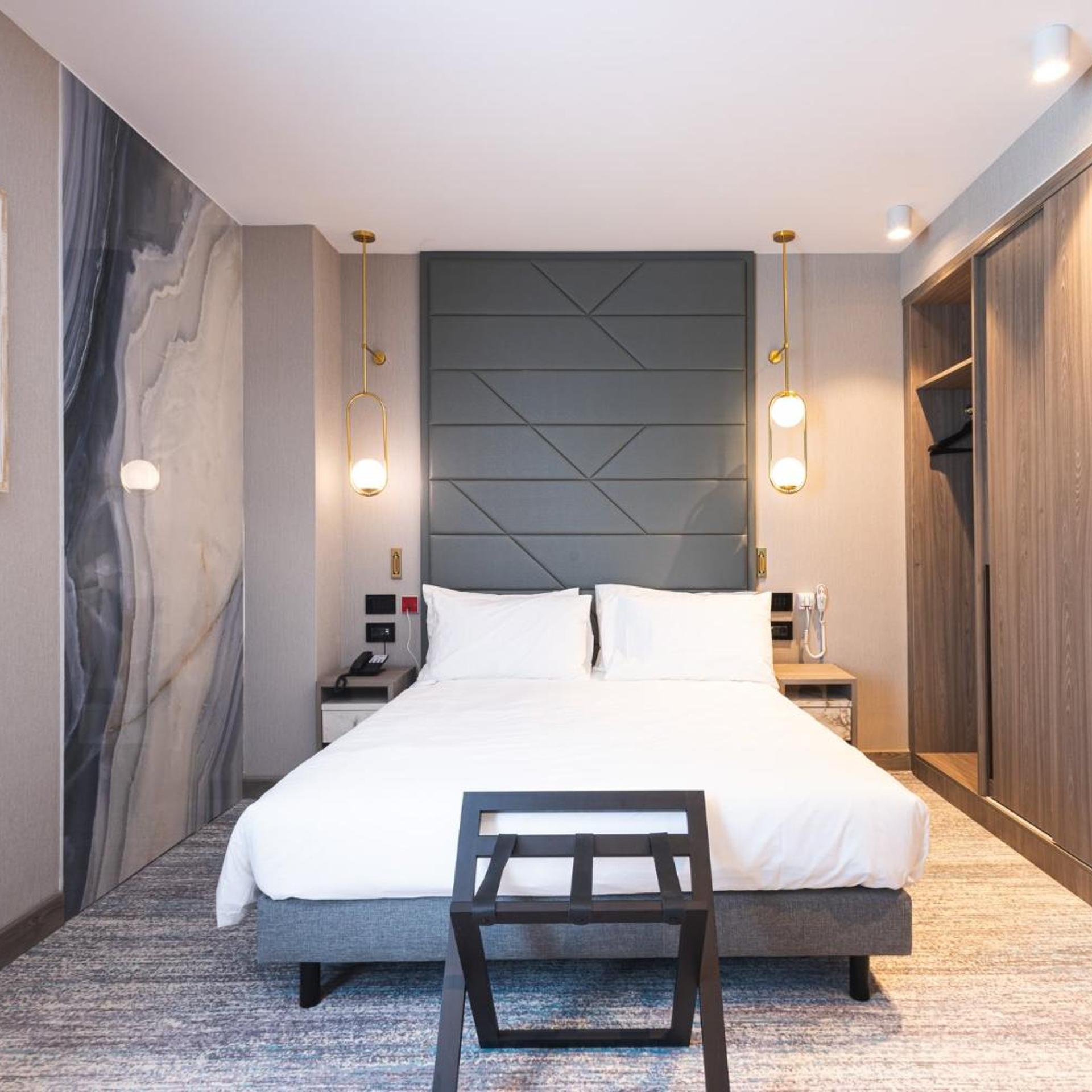 Room, Queen Bed, Side Lake View, Accessible