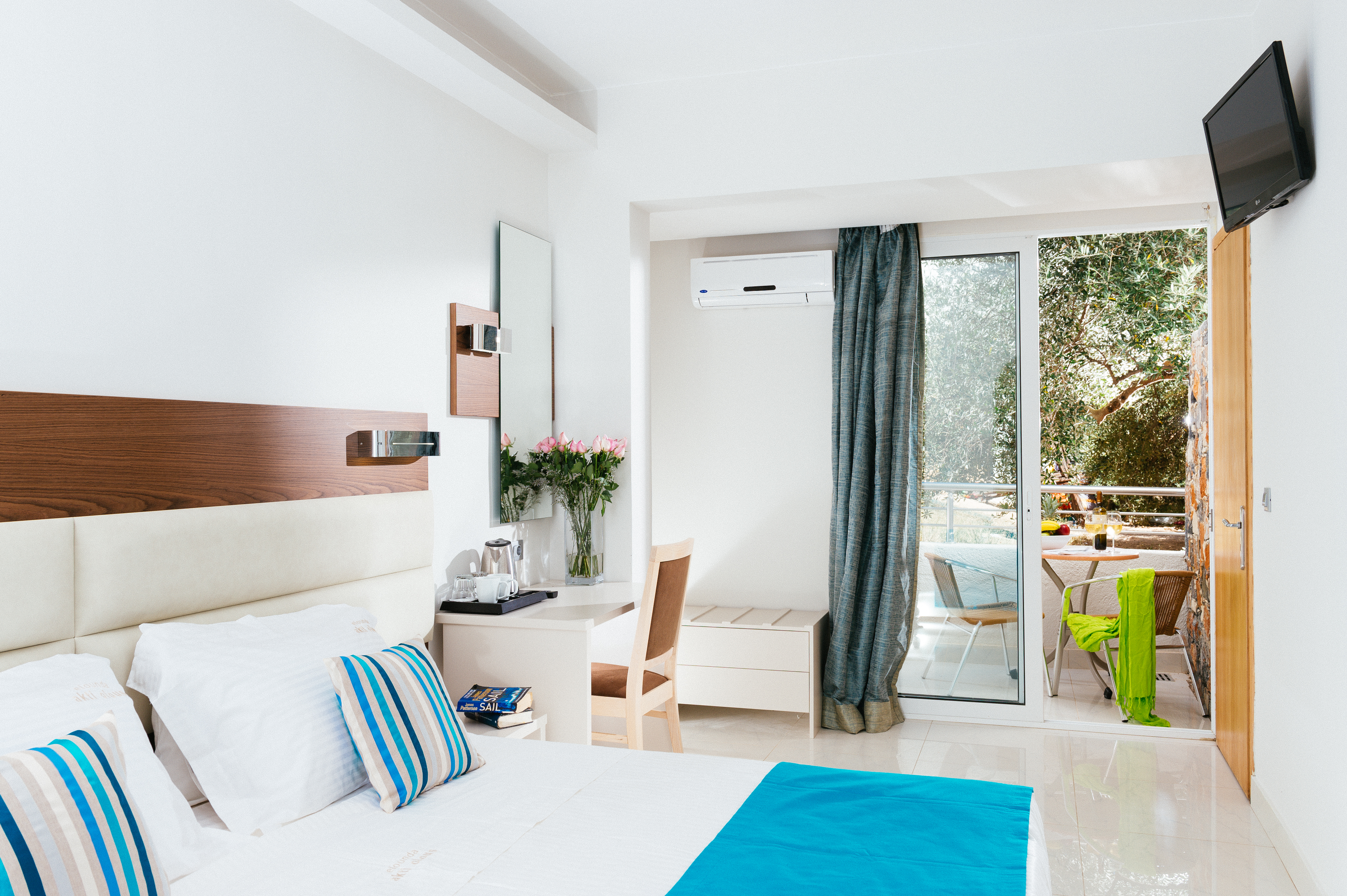 غرفة بسرير مزدوج أو سريرين منفصلين بإطلالة على الحديقة، Elounda Akti Olous Hotel - Adults Only 2/5