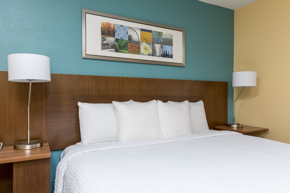Fairfield Inn and Suites Kansas City Lees Summit 4/22